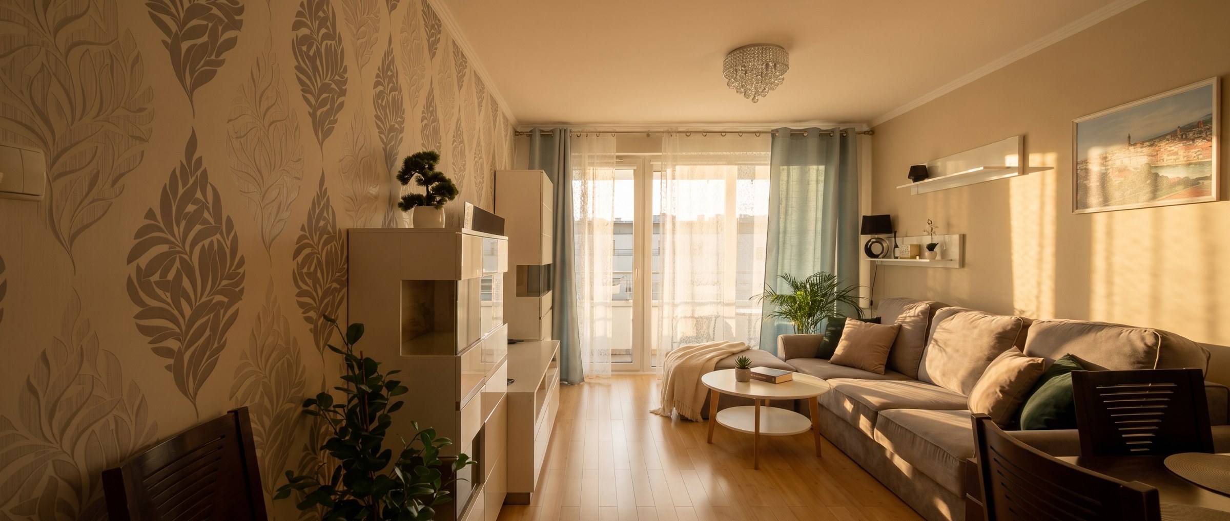 Salon w popołudniowym słońcu, widok na balkon — Marina Primore, ul. Prezydenta Lecha Kaczyńskiego, Przymorze, Gdańsk